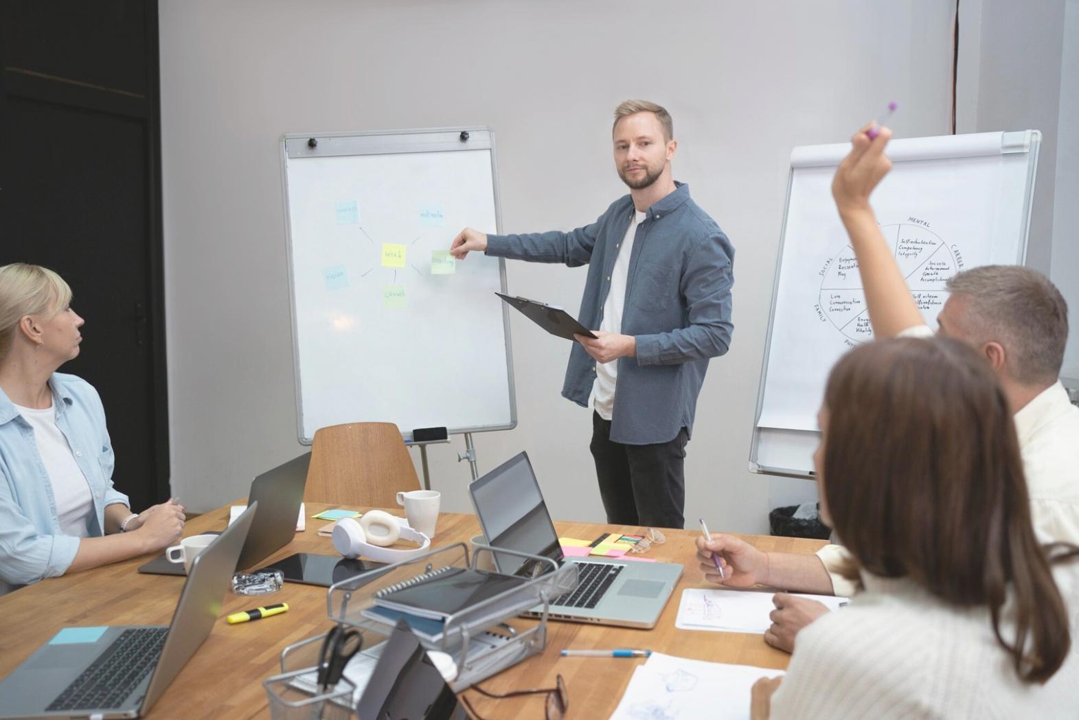 Participant analysant ses dépenses mensuelles lors d'un atelier pratique